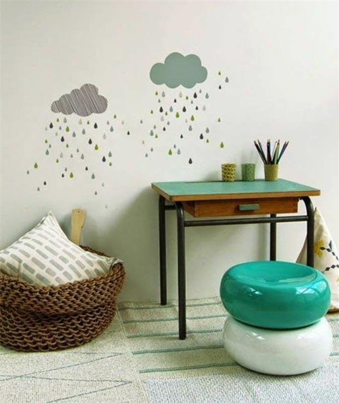 ergonomisk-kontorsstol-barnstol-i-plast-vit-och-blå-vägg-dekoration