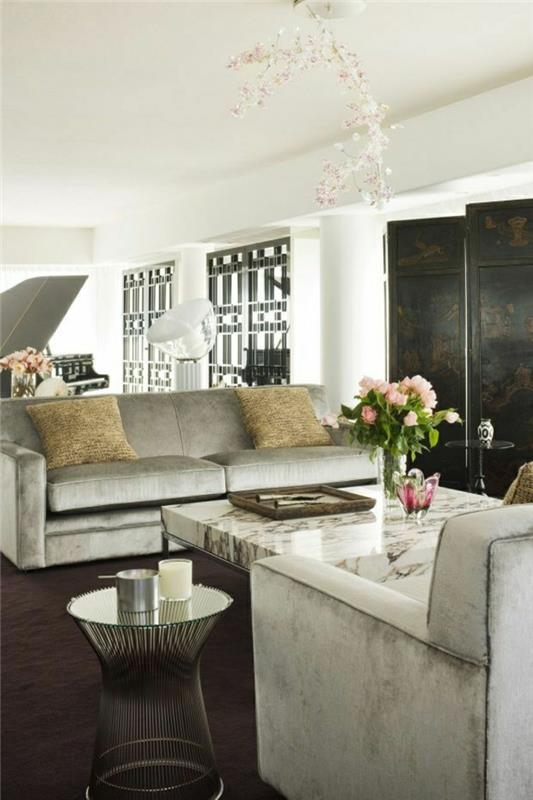 grå-fåtölj-soffa-golv-brun-matta-beige-kuddar-blommor-marmor-soffbord-bistro-bord