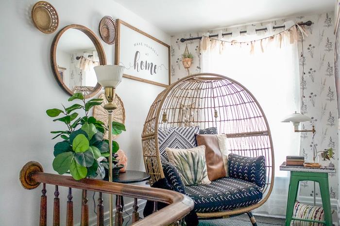 tkaná stolička na vajíčko s niekoľkými vankúšmi, dekor v štýle džungle, s rastlinami, vinobranie, nábytok, kútik na čítanie na schodisku