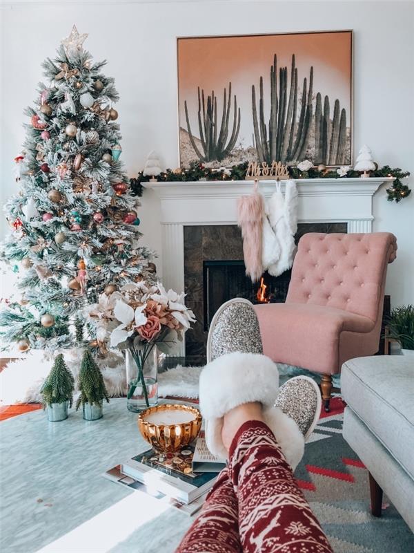 glamorös stil julgran dekoration idé med metalliska prydnader, kokande atmosfär i ett vitt vardagsrum med öppen spis