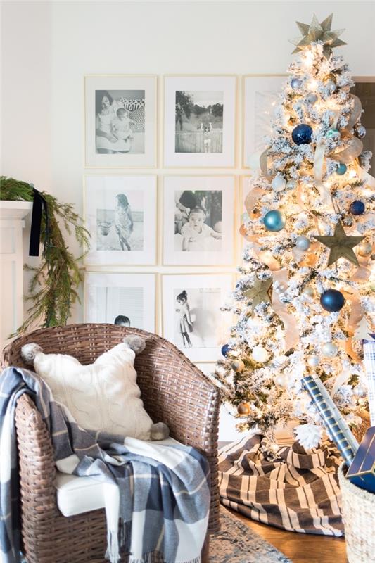 original julgranidé med snöiga grenar med ornament i blått och guld, väggdekoration med fotoramar