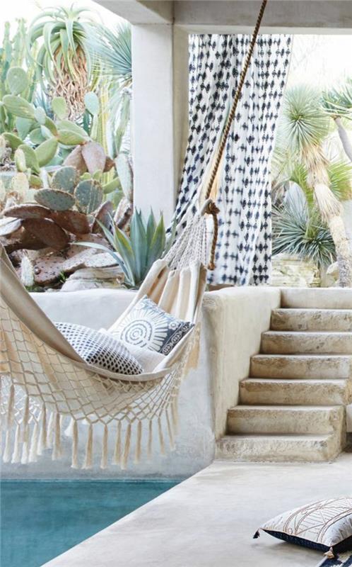 inomhus hängande stol, vit hängmatta och trappor, en djungelstämning