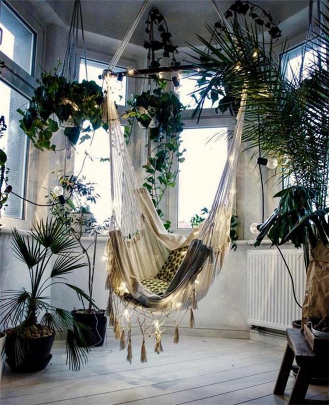 inomhus hängande stol, ljust rum, gröna hängande växter
