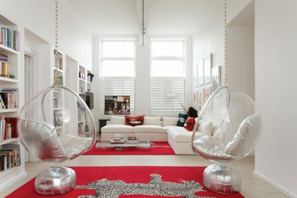 vit-röd-matta-hängande-stol-vardagsrum