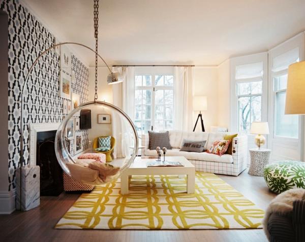 hängstol-vardagsrum-gul-matta-tapeter-geometriska-mönster