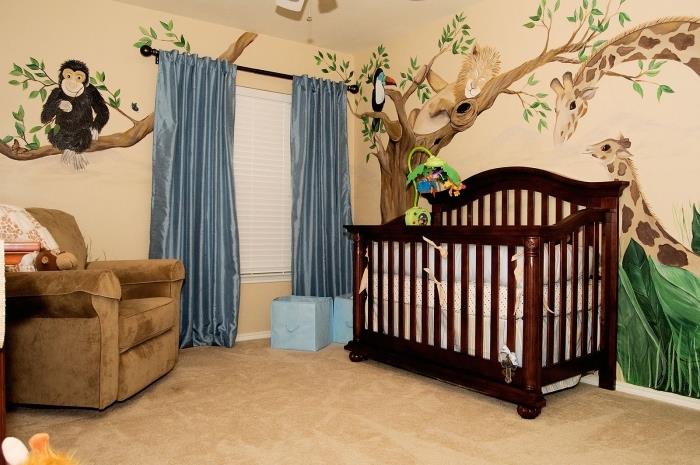 nástenný dizajn v béžovej maľbe s kresbou zvierat v miestnosti pre novorodencov s hnedým zamatovým kreslom