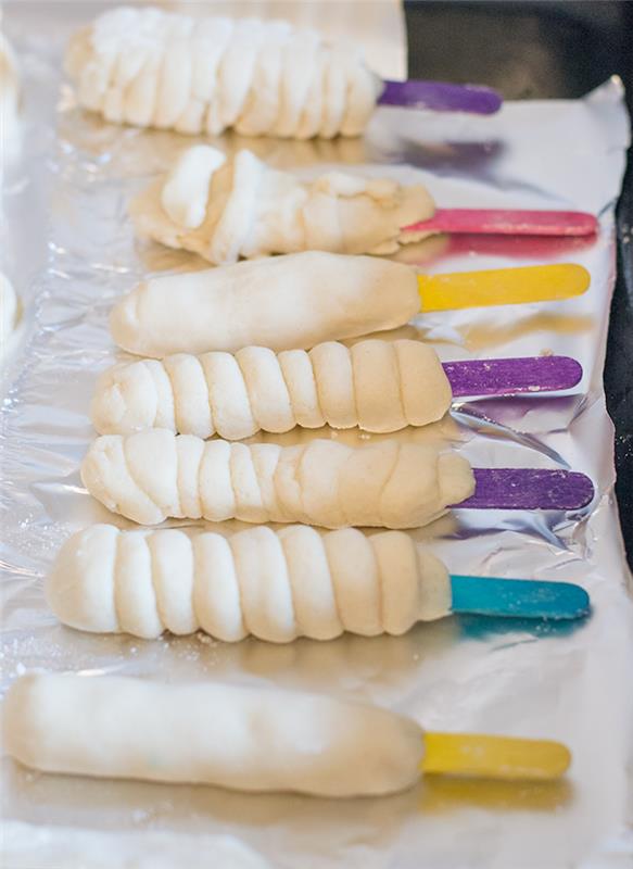 falošné ozdobné zmrzlinové kornútky ako nápad na výrobu farebných predmetov zo slaného cesta