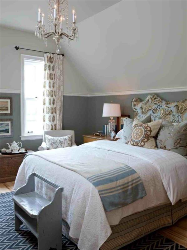 غرفة نوم رثية أنيقة بلونين ، ديكور غرفة نوم باللون الرمادي والأبيض ، ثريا عتيقة ، وسائد زخرفية