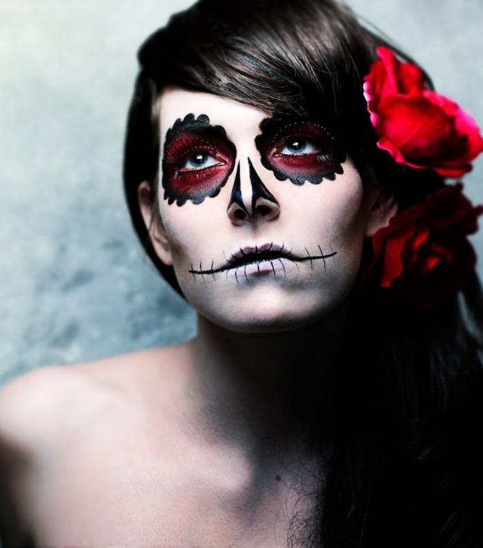 dievča s kvetinou vo vlasoch, očnými jamkami a nosom s lebkou na hlave, halloweenske líčenie pre ženy