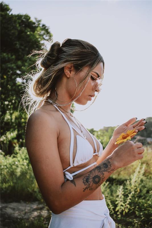 Krásne dievča s kvetinovým tetovaním na ruke, spoločným nápadom na tetovanie vo dvojici, fotografiou najkrajších tetovaní na svete