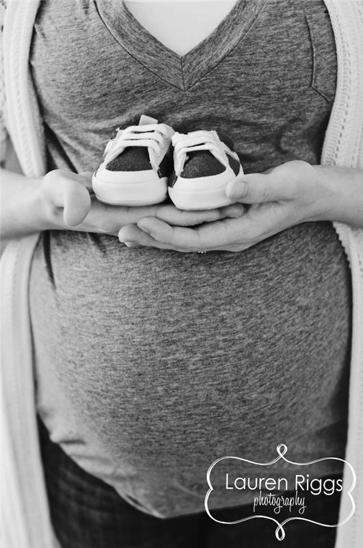 čierne a biele tehotenstvo strieľať tehotná žena topánky dieťa
