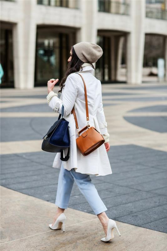 trendig läderväska, små väskor, vit jacka, grå mössa, ljusblå jeans