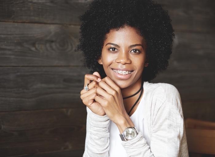 Jednoduchá fotografia afro účesu pre múdre dievča