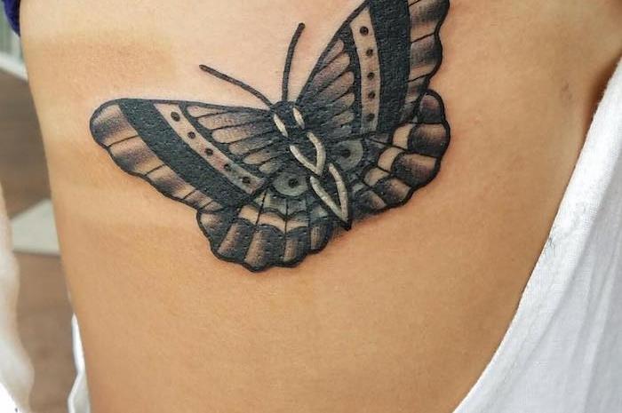 symbolické tetovanie, kresba na ženskom tele, tetovanie s dizajnom čierneho motýľa