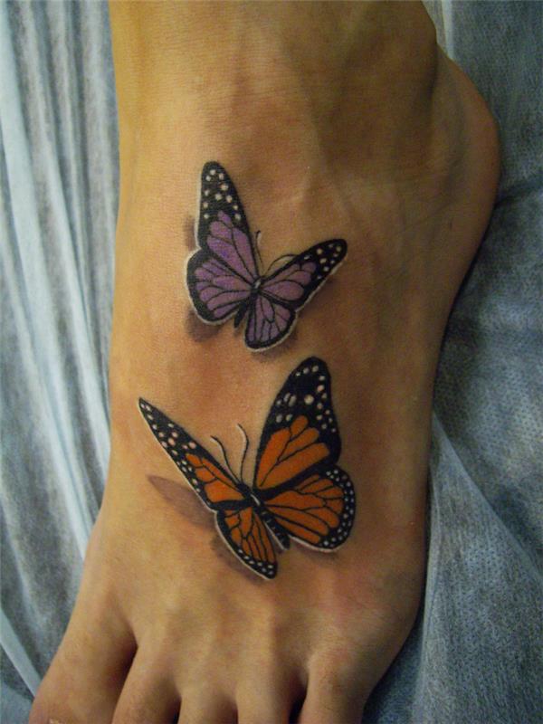 3D tetovanie motýľa, dizajn motýľa vo fialovej a oranžovej farbe, tetovanie chodidla pre ženy