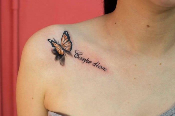 farebné tetovanie, kresba kože v 3D motýľovom dizajne s inšpiratívnymi slovami, tetovanie naživo