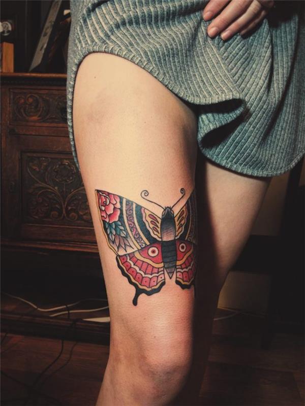 farebné tetovanie, myšlienka kresby tušom na koži, tetovanie motýľa s červenými kvetinovými krídlami