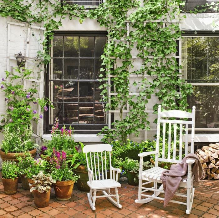 كرسي أرجوحة بيضاء ، نافذة مع نباتات خضراء ، ترتيب شرفة خشبية ، ديكور حديقة خارجي جميل