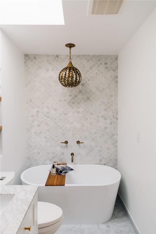 hur man ordnar ett litet vitt badrum med marmorplattor, modell av litet höftbad