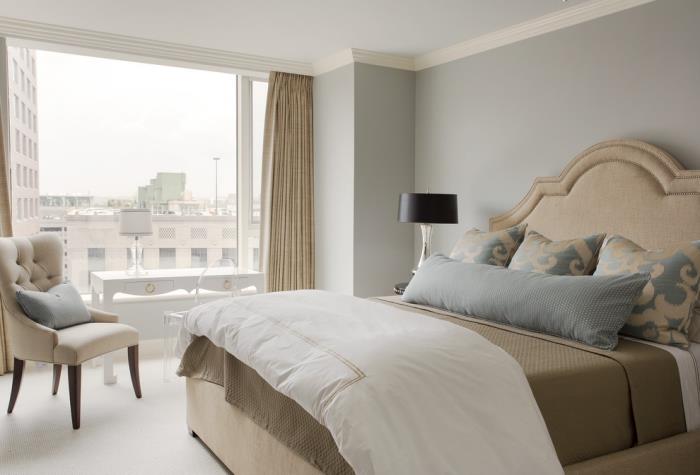 dubbelsäng med beige sänggavel täckt med taupe -linne och dekorativa kuddar i grått och beige, dekoration i neutrala och pastellfärger