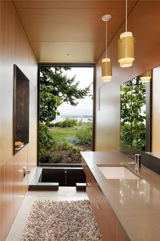 Dizajn malej kúpeľne v ázijskom štýle so stenami s efektom dreva, malým japonským vzorom vaničky v japonskom štýle