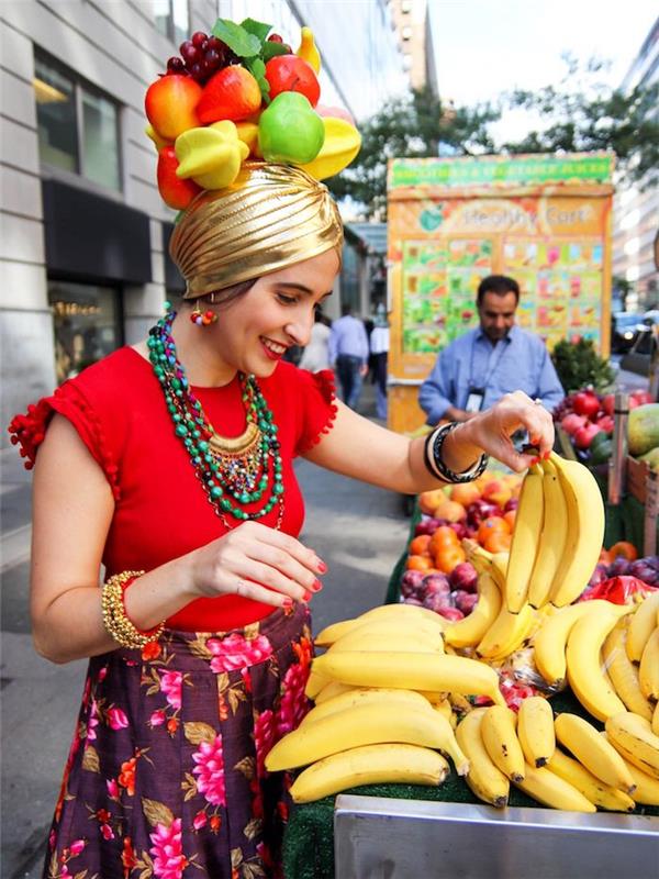 Röd t-shirt och blommig kjol, idé om karneval förklädnad med fruktmössa, hur man klär sig till fastelägen