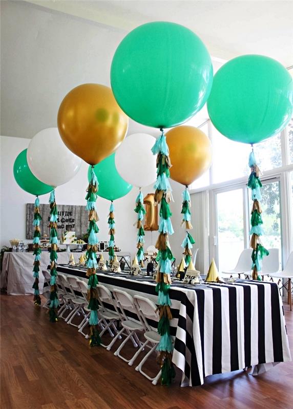 födelsedagsborddekor med svartvitt randig bordsduk, ballongdekor med fransade svansar