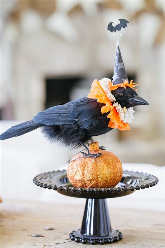 dekorativt Halloween -tillbehör med svart konstgjord fågelfigur och liten orange pumpa på svart platt bas