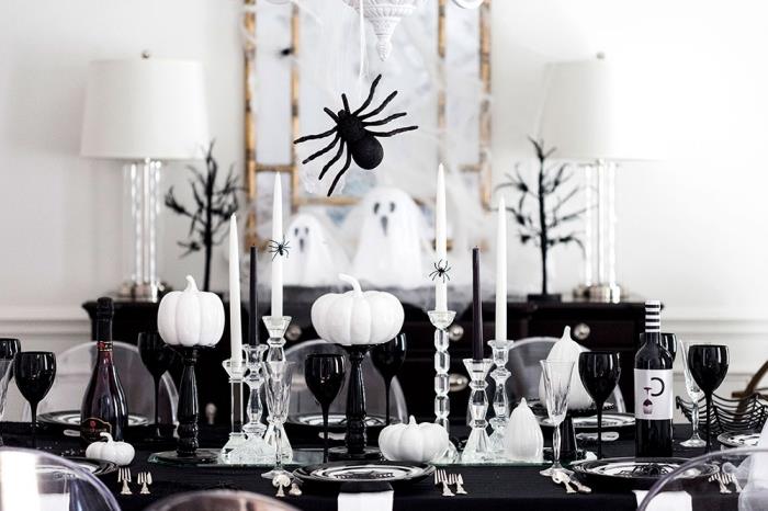 halloween fest, halloween bordsdekoration i vitt och svart med svart duk och vita pumpor