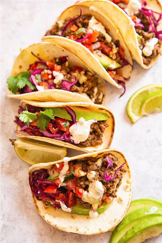 Cena za výber, tacos con carne, fettine di lime, decorazione con foglie di prezzemolo