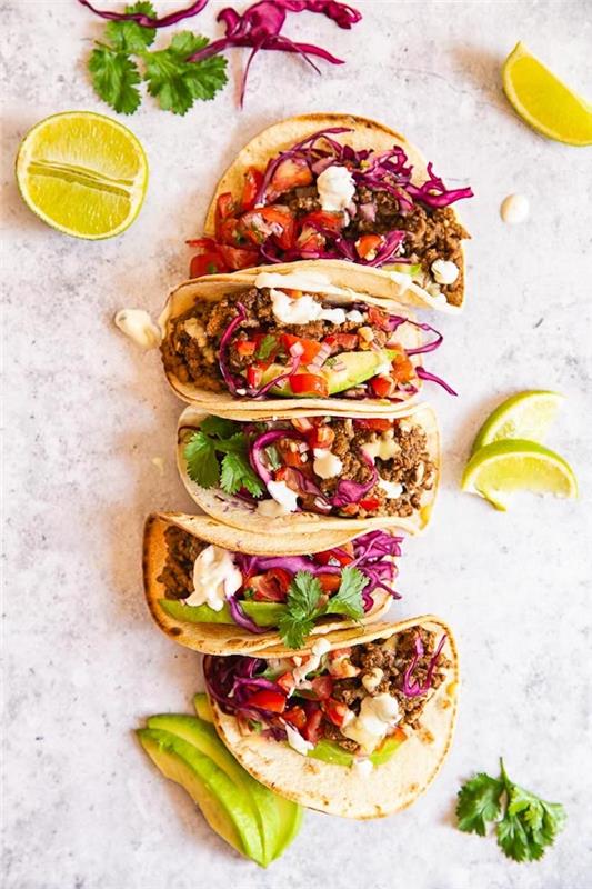 Messicani tacos, tortillas con carne, fettine di lime, decorazione con foglie di prezzemolo