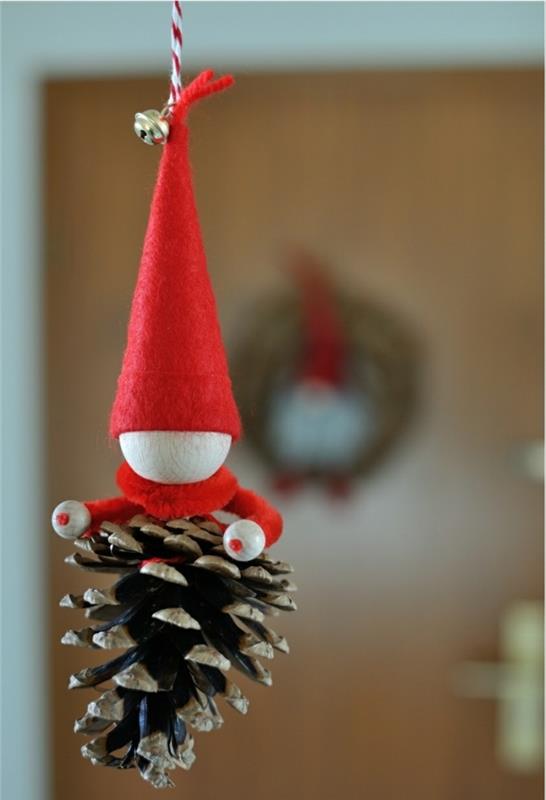 exempel på ett DIY -objekt för en juldekoration, DIY tallkottfigur med juldvärgdesign, idé som kan göras med kottar