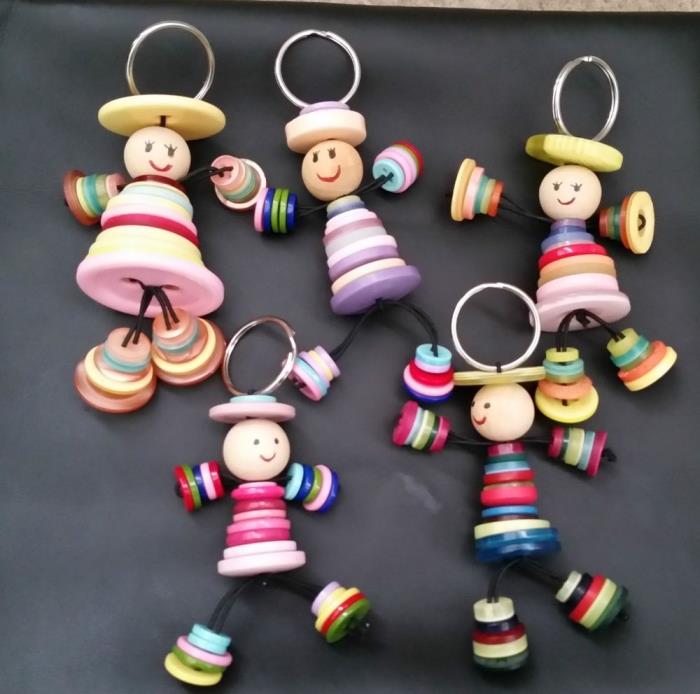 DIY Fars Day Småbarn, roliga nyckelringdesigner gjorda med träpärlor i form av små män