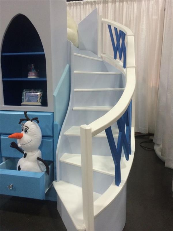 dekorácia snehovej kráľovnej, usporiadanie detskej spálne s medziposchodím a bielo -modré schodisko