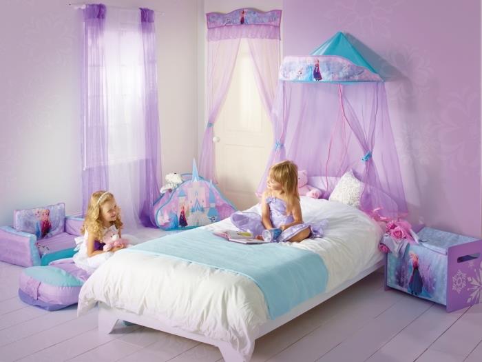 maľba interiéru, dievčenská spálňa s fialovými stenami a bielou podlahou, dlhé modré a fialové závesy, dizajnový nábytok zo snehovej kráľovnej