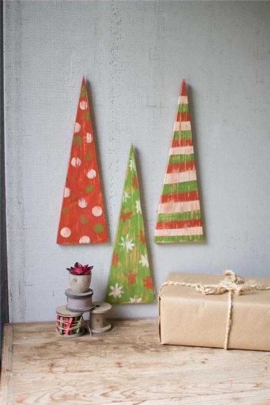 minimalistisk inredning till jul att göra dig själv med bitar av trä och färg, DIY trägranidé av trä