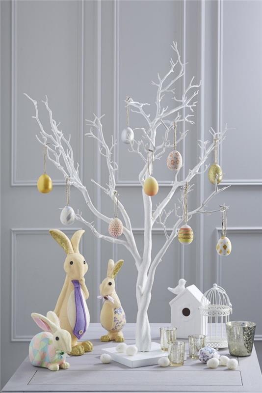 من السهل أن تصنع بنفسك عيد الفصح ، نموذج شجرة بسيط مصنوع من فروع مطلية باللون الأبيض ومزين بالبيض