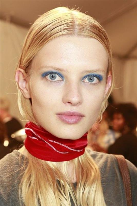blond-dievča-modré-oči-dlhé-vlasy-návod-makeup-modré-oči-nápad-na-makeup-pre-oči