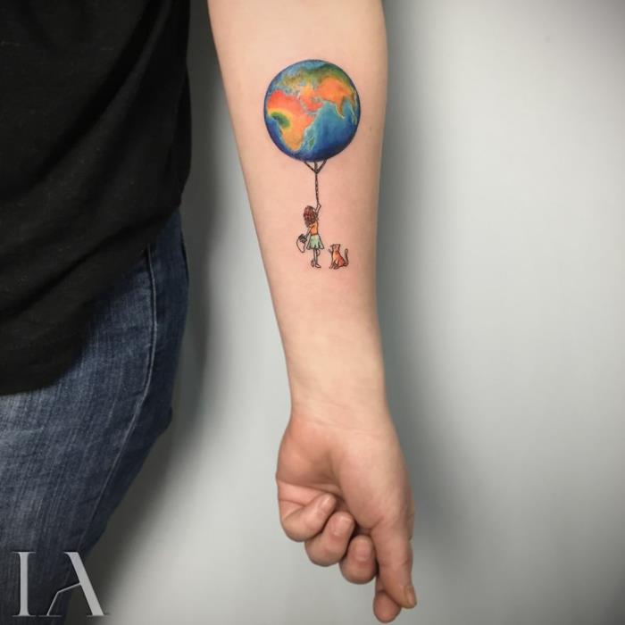 Tetovanie priateľstva, vyberte si moje prvé tetovanie, originálny nápad na tetovanie. svet v rukách dievčaťa, ktoré ho drží ako balón