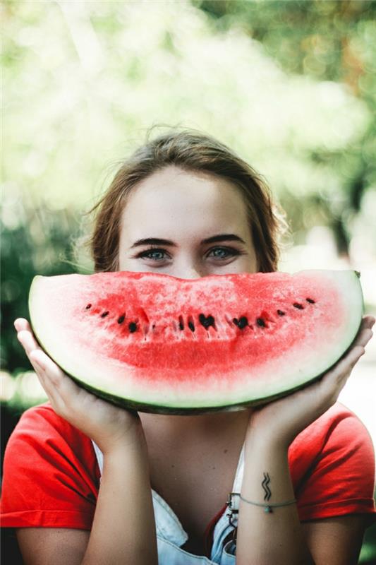 Spoločné tetovanie, nápad na tetovanie spoločného páru, skvelá voľba pre dvoch, krásna fotografia dievčaťa, ktoré drží melón