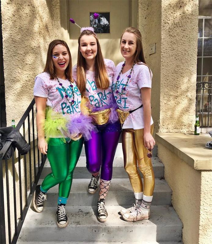 Flickor klädda till Mardi Gras -festen, original damdräktfest, karnevalskostym