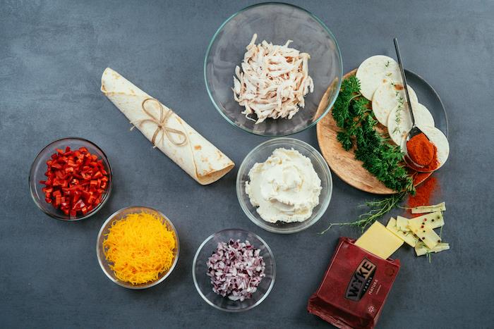 Príďte si pripraviť messické tortilly, ciotole con peperoni, formed cheddar grattugiato, pezzettini di pollo