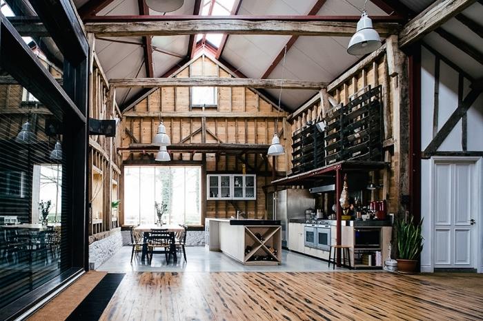 renovácia interiéru v stodole prerobenej na otvorenú kuchyňu a jedáleň v rustikálnom štýle s čiernymi akcentmi