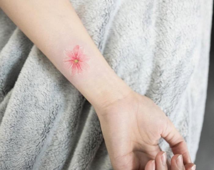 Tatuaggi avambraccio, tattoo sul polso, tatuaggio con fiore colorato