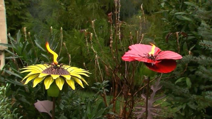 metallblommor, dekorativa trädgårdsfacklor, trädgårdsdekorationsidé med metalliska blommor