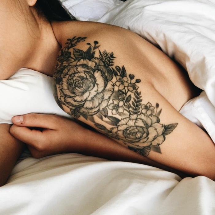 Dizajn tetovania s ružovými kvetmi