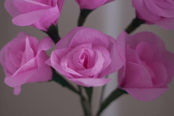 crepon-papper-blomma-bukett-rosor