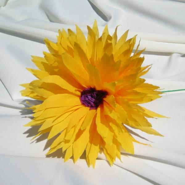gul-crepon-papper-blomma