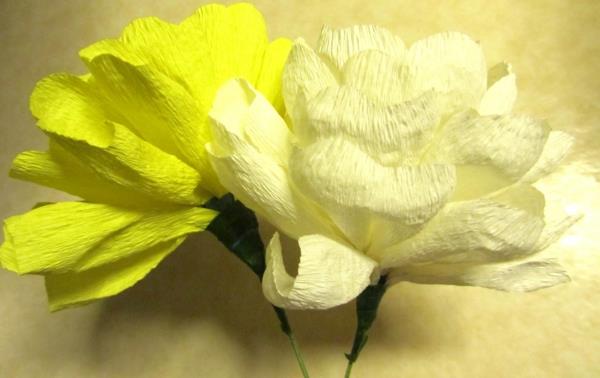 gul-rosa-crepon-papper-blomma