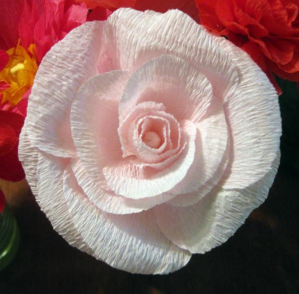 blekrosa-crepon-papper-blomma